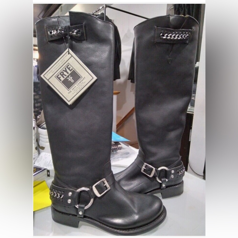 motorcycle boots like new. Size chains see pic Pull on
